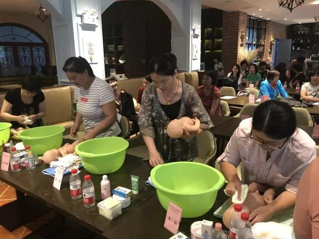 松江区家政服务协会举办母婴护理技能培训竞赛活动